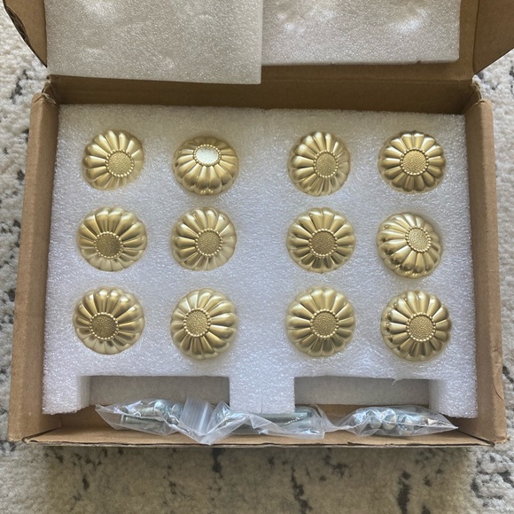 NEW Art & Design Decorative Hardware Light Brushed Brass Flower Knobs - 12 Pack - Picture 1 of 5